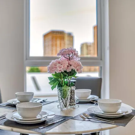 2-bed Modern Salford - Near Centre *