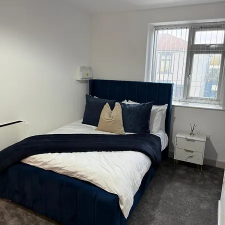 The Royal 1br Near Etihad Stadium & Coop Live