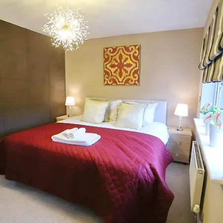 Modern Two-bedroom House Close To Centre *