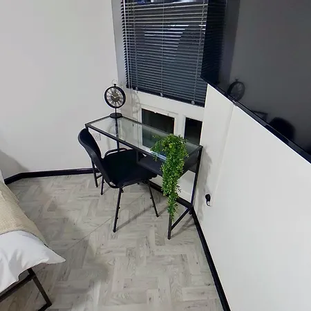 Stylish Modern Near Mediacityuk & Centre - Free Parking - Sleeps 2 Enjoy דירה