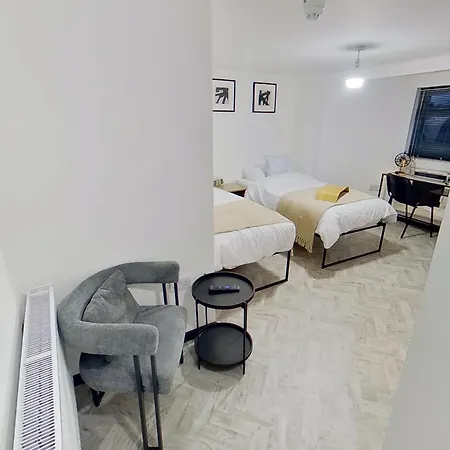 Stylish Modern Near Mediacityuk & Centre - Free Parking - Sleeps 2 Enjoy Apartment *