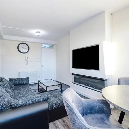 1-bed Flat Hume 5 Min To Mmu & Uom 15 Off
