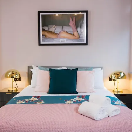 Spacious 3-bed Retreat - Modern & Super Apartman