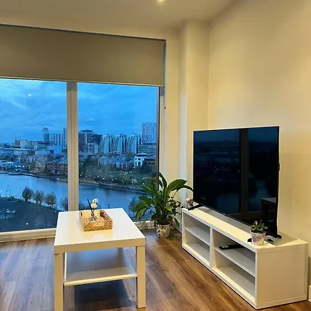 Elegant Trafford 2-bedroom Flat *