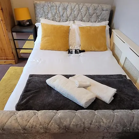 2-bed Sleeps 4 On-site Parking * Mánchester