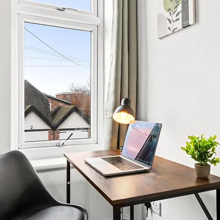 Comfortable 4 Bed - Free Parking & Fast Wifi Appartement