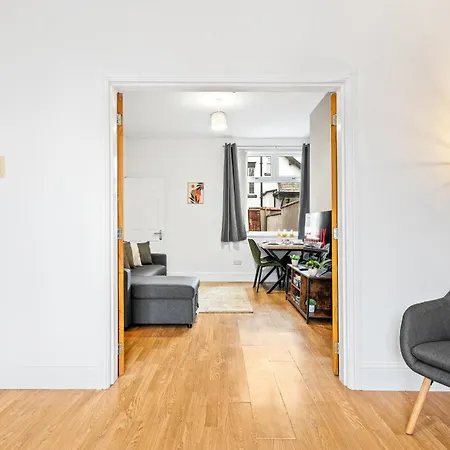 Comfortable 4 Bed - Free Parking & Fast Wifi