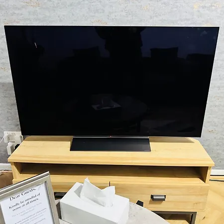 Luxury 2-bed Apartment,office With Built-in Tv King Bed, Private Entrance And Free Parking