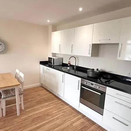 Modern 2-bed Living With Private Balcony Apartmán *