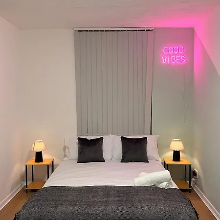 Get Lizzy City Centre Gem Next To Shudehill * Manchester