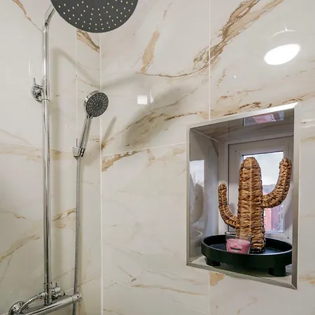 Apartment Perfect For Contractors, Free Parking, *