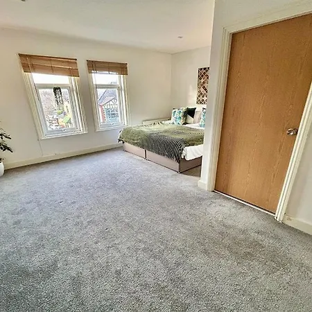 Modern 2-bed For Work