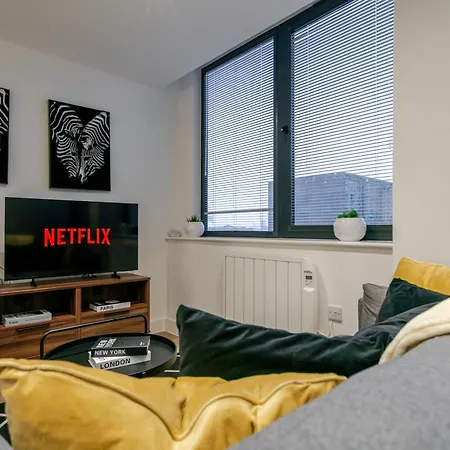 Modern 2-bed, 2-bath Near Old Trafford, Free Parking, Ideal For Contractors And Long Apartament