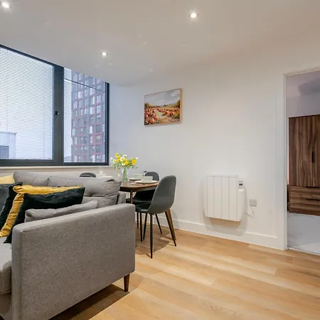 Modern 2-bed, 2-bath Near Old Trafford, Free Parking, Ideal For Contractors And Long