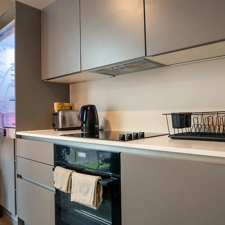 Equinox 5 Mins From Victoria Station