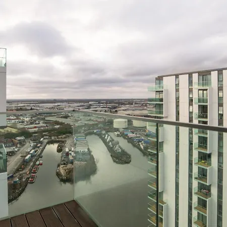 Salford Skyline At Media Манчестер