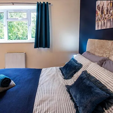 Stylish In Salford With Free Parking Apartment