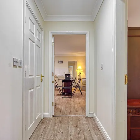 Spacious Free Parking Victoria Park - Pass The Keys Apartment *
