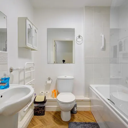Spacious Free Parking Victoria Park - Pass The Keys Apartment *