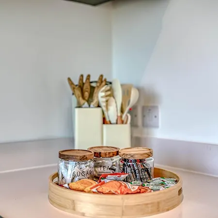 2-br Flat - & Town Centre View -1 Minute To Train & Tram Station - Sleeps 5 Appartement *