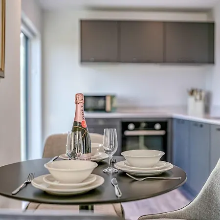 2-br Flat - & Town Centre View -1 Minute To Train & Tram Station - Sleeps 5 *