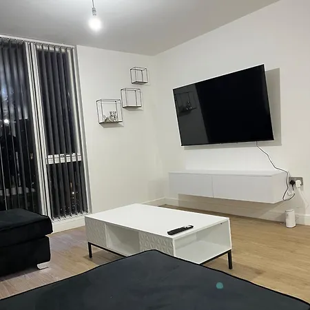 Balcony View Deluxe 2 Bed Ao Arena & Victoria Stn