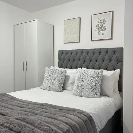 Balcony View Deluxe 2 Bed Ao Arena & Victoria Stn