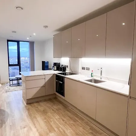 2bed 2bath Balcony Smart Tv 20mins To Airport Gym شقة