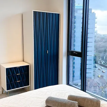 2bed 2bath Balcony Smart Tv 20mins To Airport Gym Apartmán *