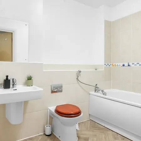 Center Base Spacious With Secure Parking * Mánchester