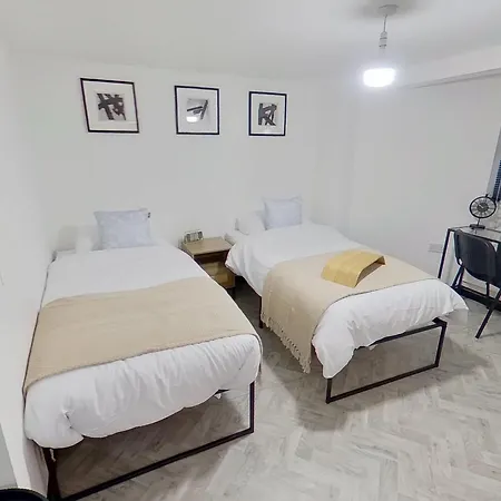 Apartament Stylish Modern Near Mediacityuk & Centre - Free Parking - Sleeps 2 Enjoy *