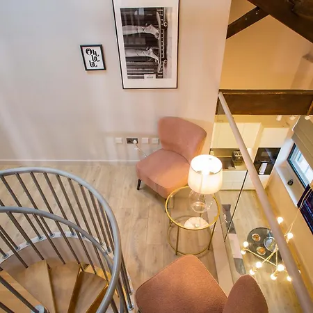 Spacious 3-bed Retreat - Modern & Super Lägenhet *