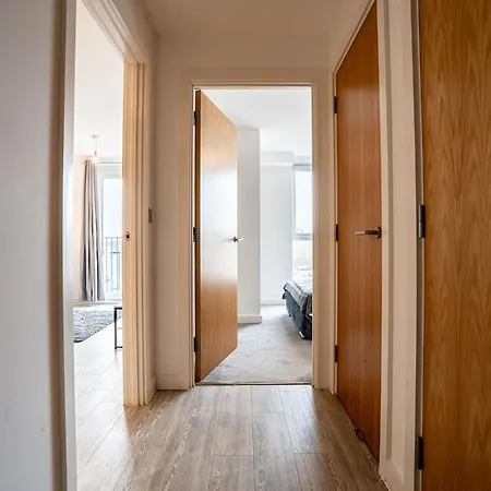 Elegant Modern One Bed Flat With Juliet Balcony *