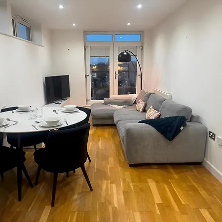 Ideally Located Didsbury Chorlton Gated Parking - Pass The Keys