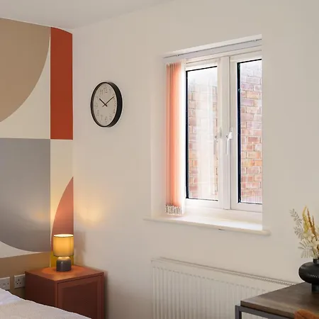 Stylish 3br - Sleeps 7 - 15 Min To Centre, Parking Garden & Fast Wi-fi Appartamento