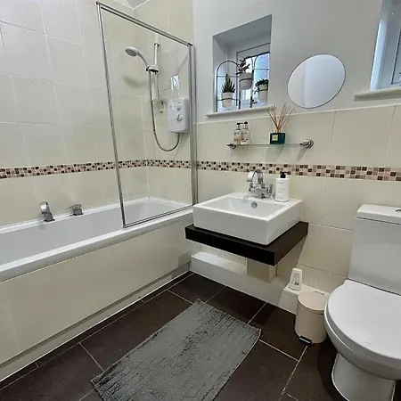 Modern 2-bed For Work