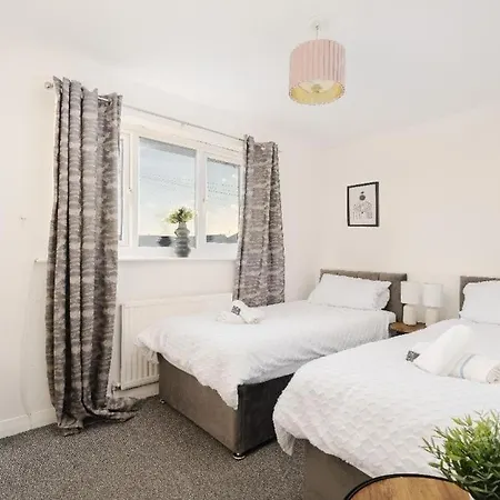 Lavish 2-bdr & Comfy 5-bed - Ideal For Contractors & Long - Near Piccadilly & Etihad - Fast Wi-fi - Sleeps 7 - Free On-site & On-street Parking - Private Garden * Manchester