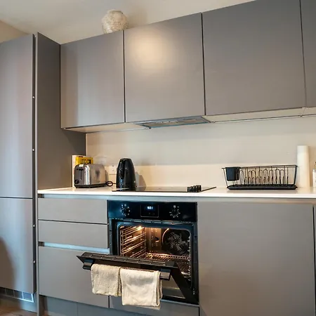 Equinox 5 Mins From Victoria Station