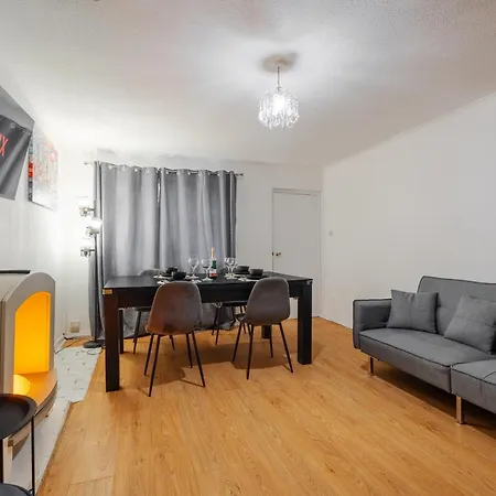 Apartamento 4 Mins From Stadium - Sleeps 7 - Near - Driveway Parking *