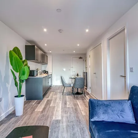 1-br Flat In Eccles - 1 Minute Walk To Train & Tram Station - Sleeps 3 *