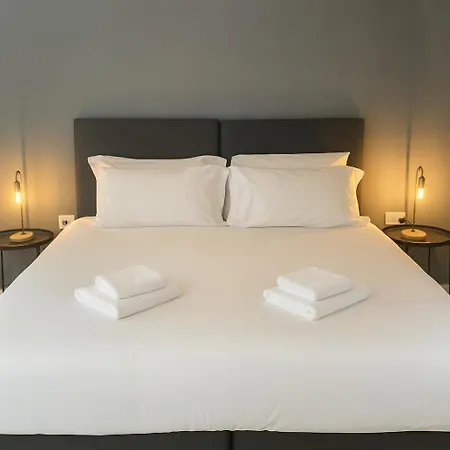 Spacious Apartment, Steps Away From Heaton Park Apartment