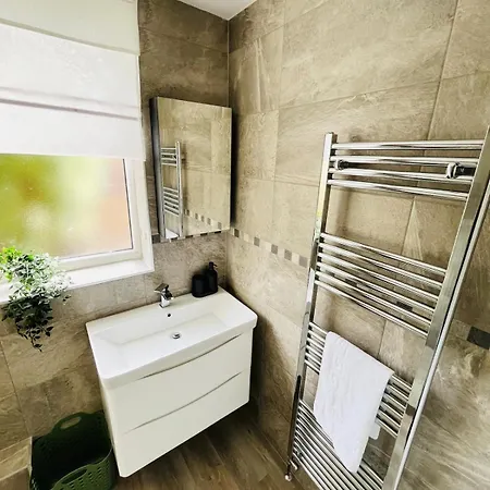 Newly Renovated 2-bedroom Apartment *