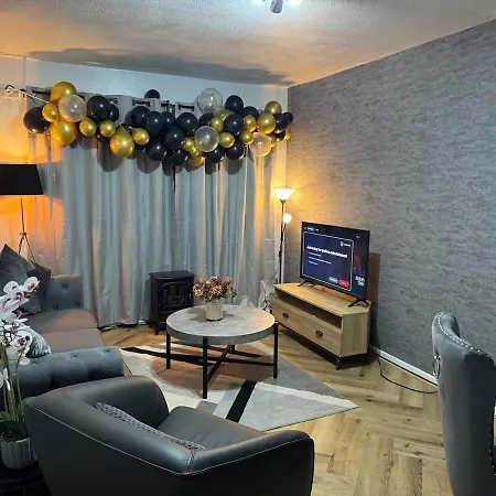 Luxury 2-bed Apartment,office With Built-in Tv King Bed, Private Entrance And Free Parking Manchester