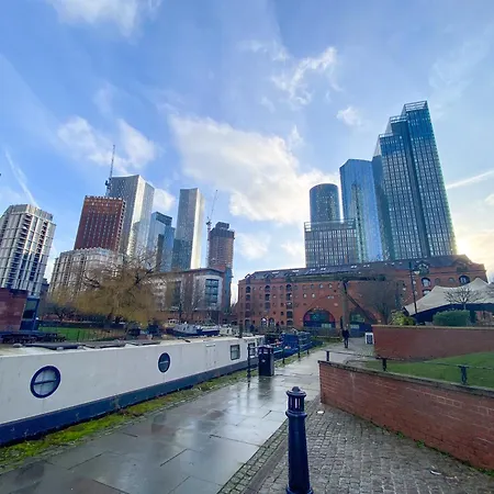 - Stylish Apartment, Prime Location, Centre, Mediacity, Etihad, Coop Live, Ao Arena, Salford Quays, Sleeps 8, Free Parking דירה