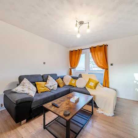 Stylish Urban Escape With Free Parking In Apartment