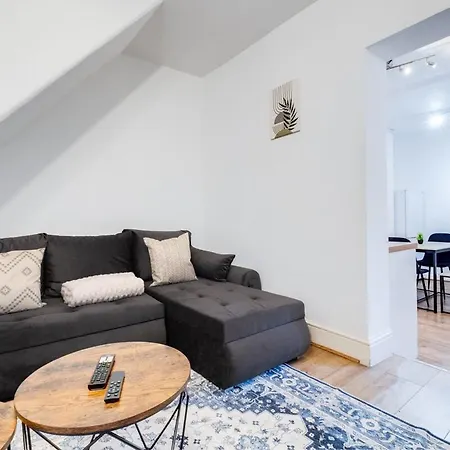 Appartement Spacious 4 Bedroom House With Pacman,darts, Netflix By Vista Short Lets