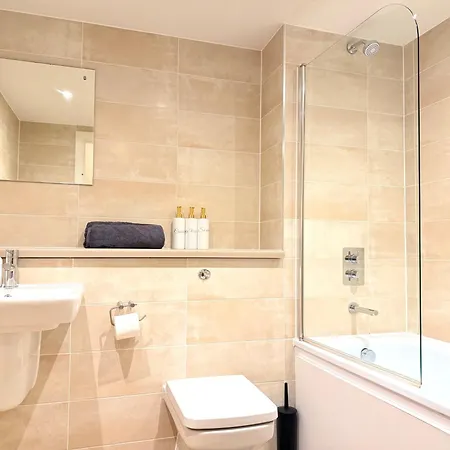 Lux High-rise Two Bed-balcony With Waterside View Daire Manchester