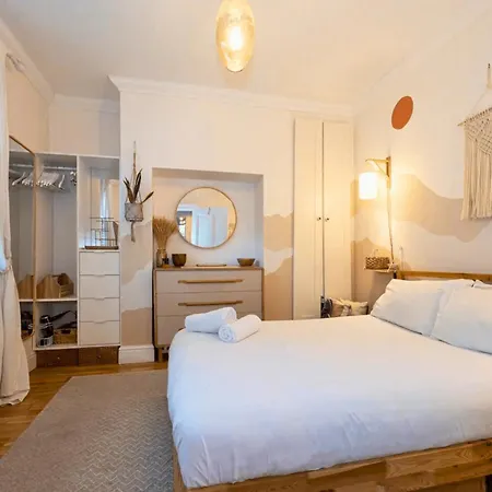 1bdr Didsbury Loft With Parking And Outdoor Space Манчестер