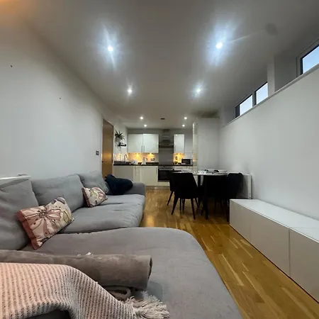 Ideally Located Didsbury Chorlton Gated Parking - Pass The Keys Appartement Manchester