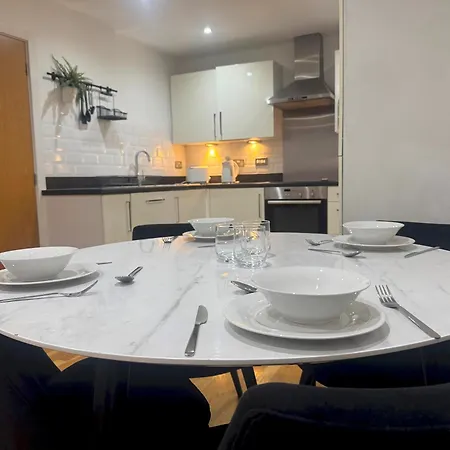 Ideally Located Didsbury Chorlton Gated Parking - Pass The Keys *